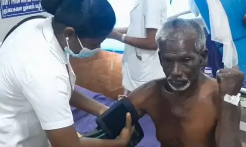 “லஞ்சம் கொடுக்காததால் வீடு இல்லை”…. தீக்குளிக்க முயன்ற முதியவர்…. ஆட்சியர் அலுவலகத்தில் பரபரப்பு…!!!