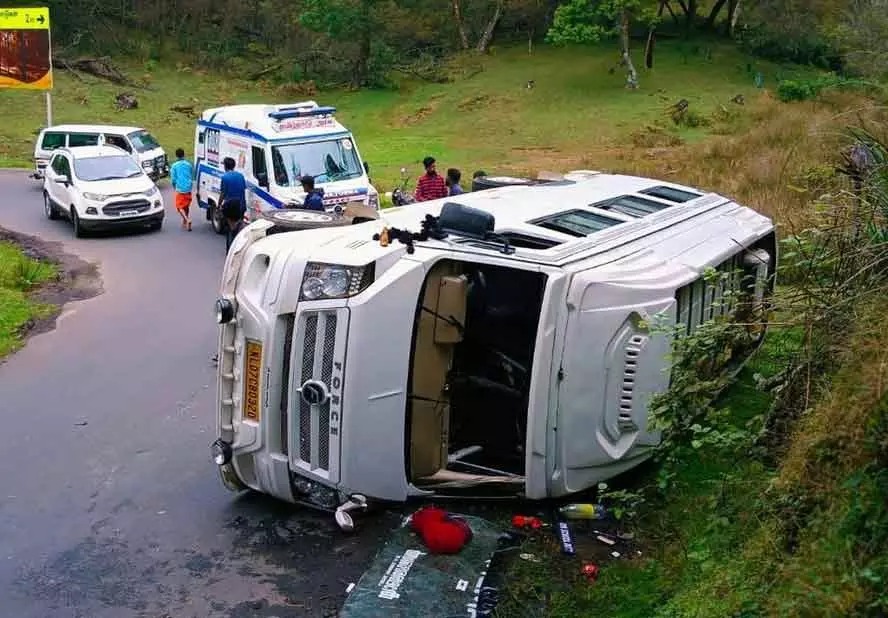 “கொடைக்கானலுக்கு இன்ப சுற்றுலா”…. வேன் கவிழ்ந்து 8 பேர் காயம்…. பரபரப்பு சம்பவம்…!!!