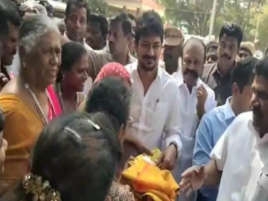 “ஆரத்தி வரவேற்பு, குழந்தைகளுடன் செல்பி”…. கலைஞர் வீடு, பேரன் பட்டா…. உதயநிதிக்கு சிவகங்கையில் நெகிழ்ச்சி சம்பவம்…!!!!