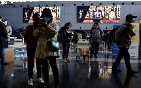 சீன பயணிகளுக்கு கொரோனா பரிசோதனை சான்றிதழ் கட்டாயம்… இங்கிலாந்து அரசு அதிரடி அறிவிப்பு…!!!!!