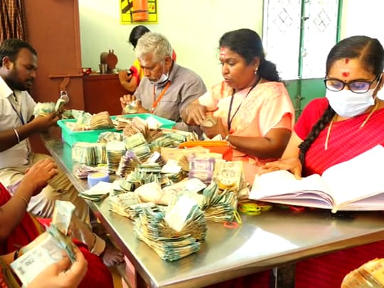 அடேங்கப்பா!…. புகழ்பெற்ற கோவில் உண்டியலில் இவ்வளவு பெரிய தொகையா….? ஆச்சரியத்தில்  பக்தர்கள்….!!!!!