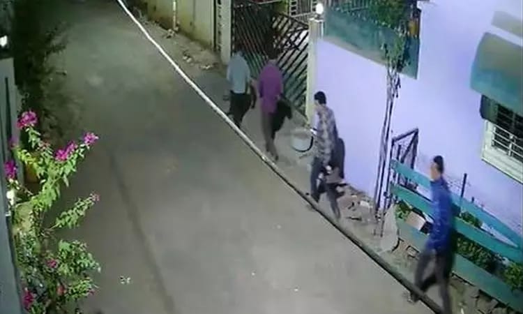 “செருப்ப கழட்டிட்டா போலீஸ் பிடிக்க மாட்டாங்க”…. விசித்திரமான முறையில் ரூ.1 கோடி கொள்ளை….. விசாரணையில் பகீர்….!!!!!