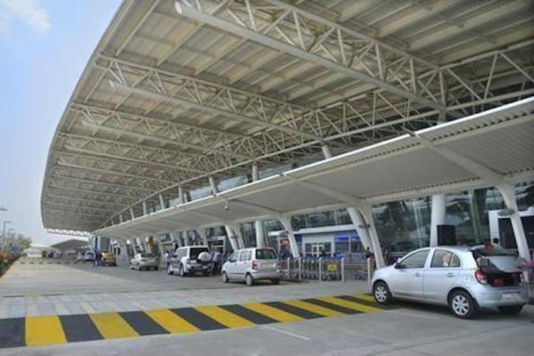 நள்ளிரவு 12 மணி முதல் பயன்பாட்டுக்கு வந்த…. சென்னை விமான நிலையத்தின் புதிய கார் நிறுத்தம்…. வெளியான அறிவிப்பு….!!!!