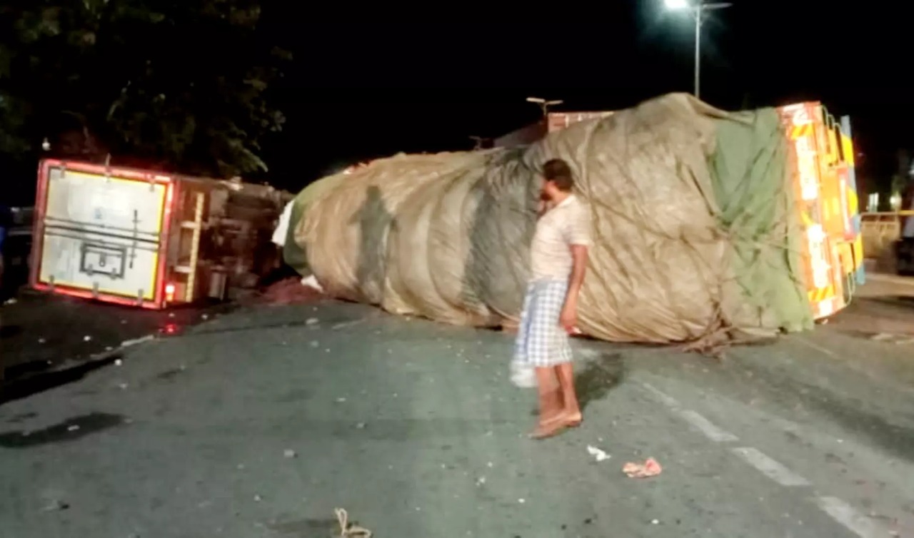 5 வாகனங்கள் அடுத்தடுத்து மோதி விபத்து…. இடிபாடுகளில் சிக்கி 10 பேர் காயம்…. ஸ்தம்பித்த போக்குவரத்து….!!!