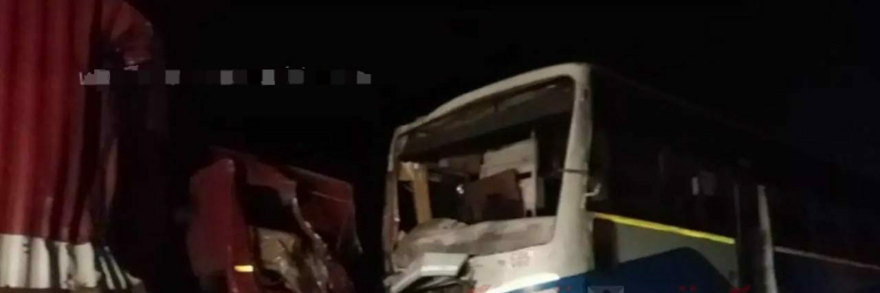 லாரி-அரசு பேருந்து மோதல்…. டிரைவர், கண்டக்டர் உள்பட 14 பேர் காயம்…. பரபரப்பு சம்பவம்…!!!