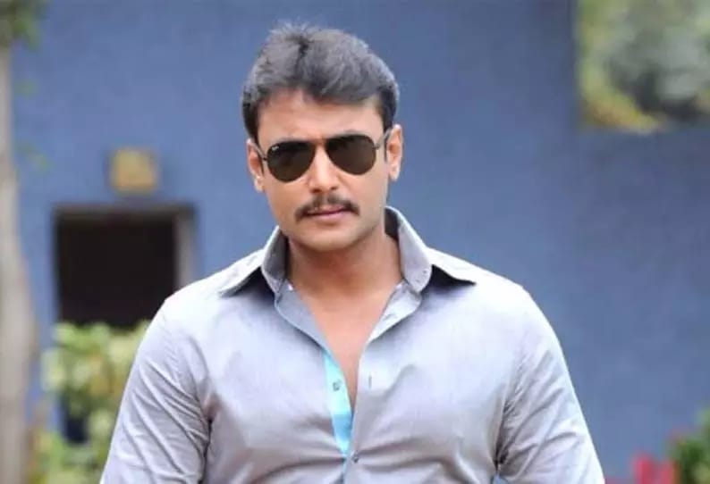 “அதிர்ஷ்ட தேவதை குறித்து சர்ச்சை கருத்து”…. பிரபல நடிகர் மீது ரசிகர் செருப்பு வீச்சு…. பரபரப்பு சம்பவம்….!!!!