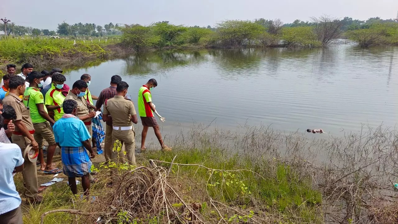 கொடூரம்….!! தொப்புள் கொடியுடன் ஏரியில் மிதந்த குழந்தை…. அதிர்ச்சி சம்பவம்…!!!