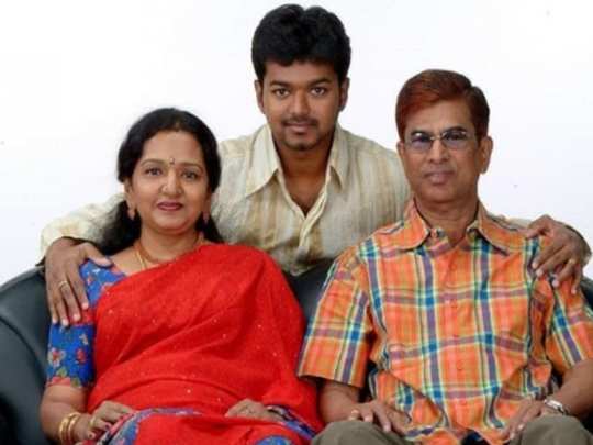 “நீங்க உங்க அம்மா, அப்பா மேல முதல்ல அன்பு காட்டுங்க”… நடிகர் விஜயின் குட்டி ஸ்டோரியை அவருக்கே ரிப்பீட் செய்யும் ரசிகர்கள்….!!!!