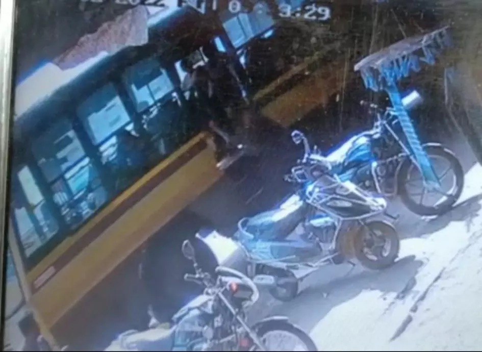 தானாக ஓடிய அரசு பேருந்து…. அபய குரல் எழுப்பிய மாணவர்கள்…. இணையத்தில் வைரலாகும் வீடியோ…!!!