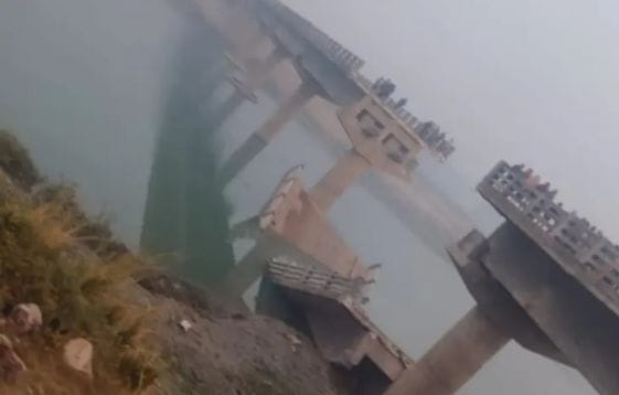 அடக்கடவுளே… திறப்பு விழாவிற்கு முன்பே இடிந்த விழுந்த பாலம்… எங்கு தெரியுமா…?