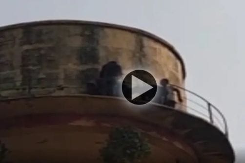 காதலனை திருமணம் செய்ய எதிர்ப்பு… வாட்டர் டேங்க் மீது  ஏறி இளம் பெண் தர்ணா… இணையத்தில் வைரலாகும் வீடியோ…!!!!!