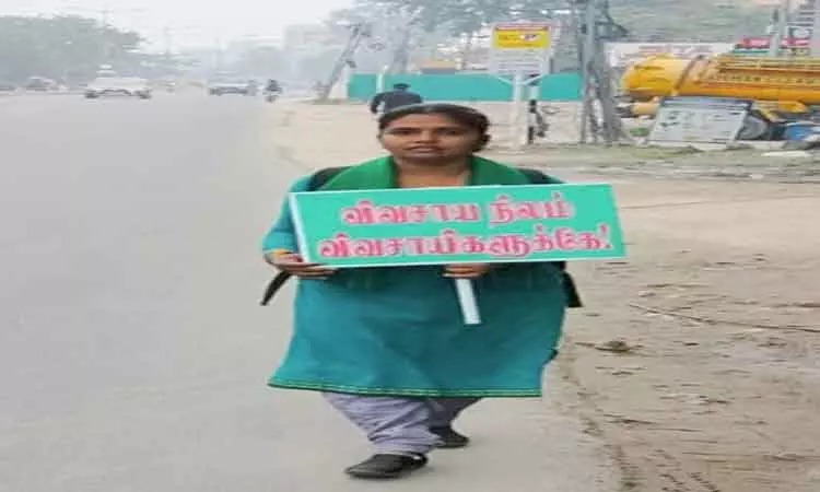 கையில் பதாகையுடன் 35 கி.மீ தூரம் நடந்து வந்த இளம்பெண்…. மாவட்ட ஆட்சியரிடம் அளிக்கப்பட்ட மனு….!!!