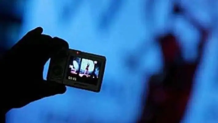 OMG: பள்ளியில் உல்லாசம்…. வீடியோ எடுத்த மாணவன்…. சிக்கிய தலைமை ஆசிரியர்…. பின் நடந்த அதிரடி சம்பவம்….!!!!!