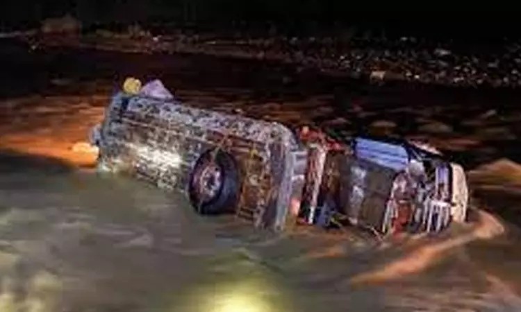 பகீர் சம்பவம்…. பிரபல நாட்டில் “வெள்ளத்தில் அடித்து செல்லப்பட்ட பஸ்”…. 8  பேர் பலி…. வெளியான அதிர்ச்சி தகவல்….!!!!!