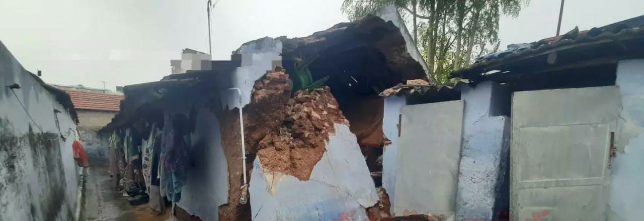 தொடர் மழையால் இடிந்து விழுந்த வீட்டு சுவர்…. அதிர்ஷ்டவசமாக உயிர் தப்பிய 4 பேர்…. பரபரப்பு சம்பவம்…!!