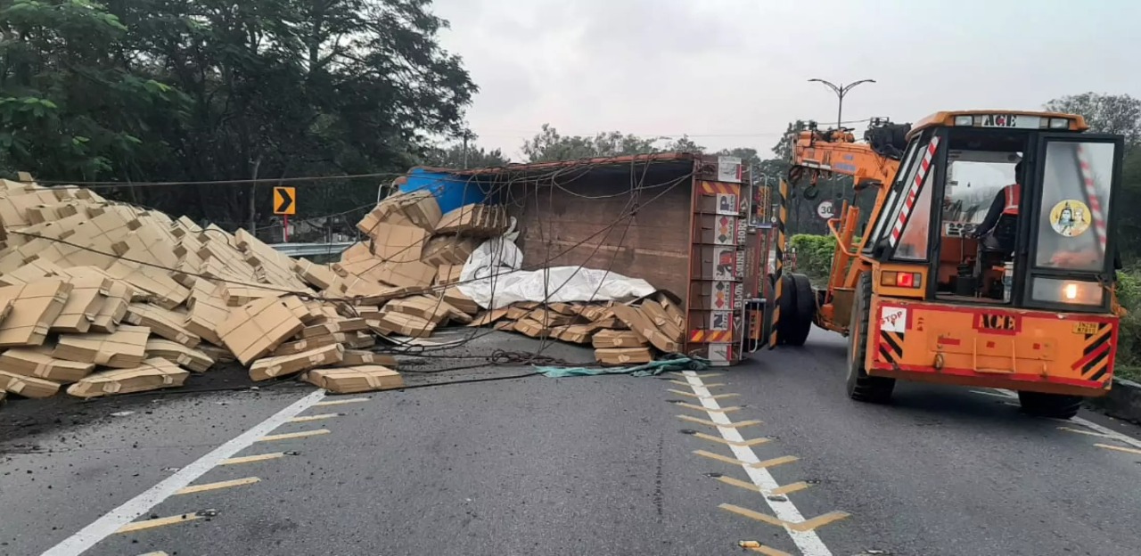 சாலையில் கவிழ்ந்த லாரி…. இடிபாடுகளில் சிக்கி டிரைவர் படுகாயம்…. 2 மணி நேரம் போக்குவரத்து பாதிப்பு…!!!