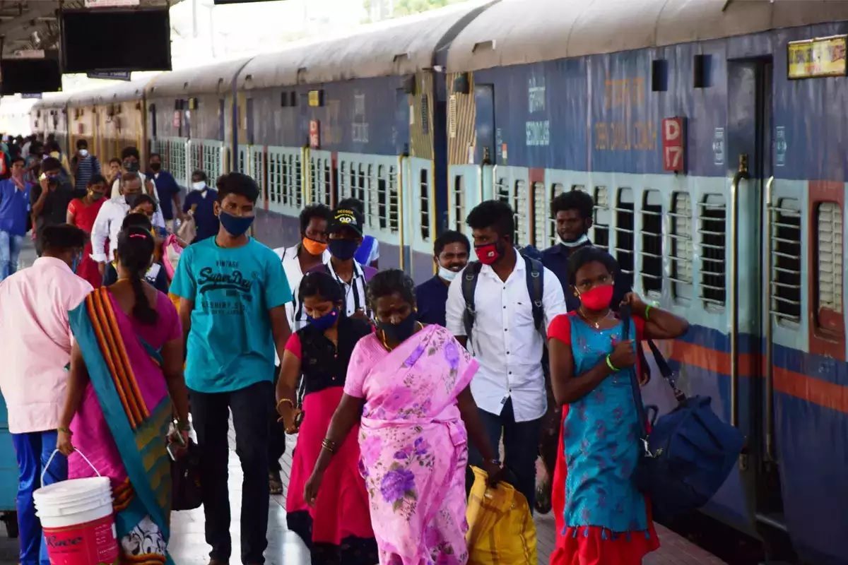 Budget Breaking: ரயில்வே துறைக்காக ரூ. 2,04,000 கோடி ஒதுக்கீடு… நிதியமைச்சர் நிர்மலா சீதாராமன்…!!