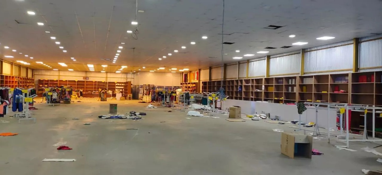 காவலாளியை கட்டிப்போட்டு…. 2 கோடி ரூபாய் மதிப்புள்ள துணிகளை அள்ளி சென்ற கொள்ளையர்கள்….. போலீஸ் வலைவீச்சு…!!!