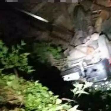 தண்டவாளத்தில் கிடந்த காருக்குள் சிக்கிய 3 பேர்…. டார்ச் லைட் அடித்து ரயிலை நிறுத்திய பொதுமக்கள்…. பரபரப்பு சம்பவம்…!!!