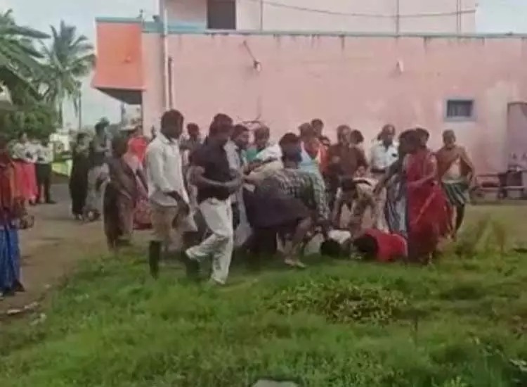 மண் கடத்தல் குறித்து புகார் அளித்ததாக கருதி…. தே.மு.தி.க ஒன்றிய செயலாளரை தாக்கிய கும்பல்…. வைரலாகும் வீடியோ…!!!