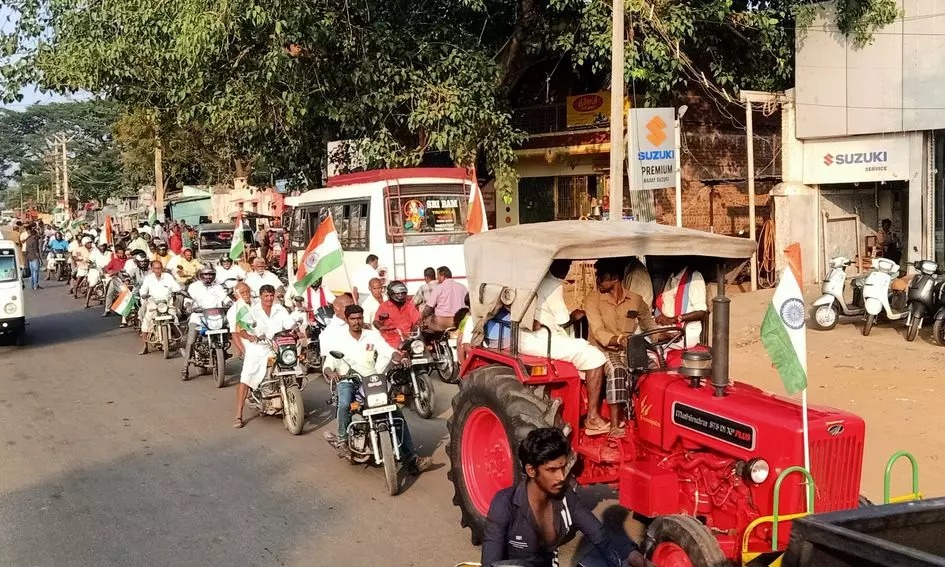 மத்திய அரசுக்கு கண்டனம்… டிராக்டர், மோட்டார் சைக்கிள்களில் விவசாயிகள் ஊர்வலம்..!!!!