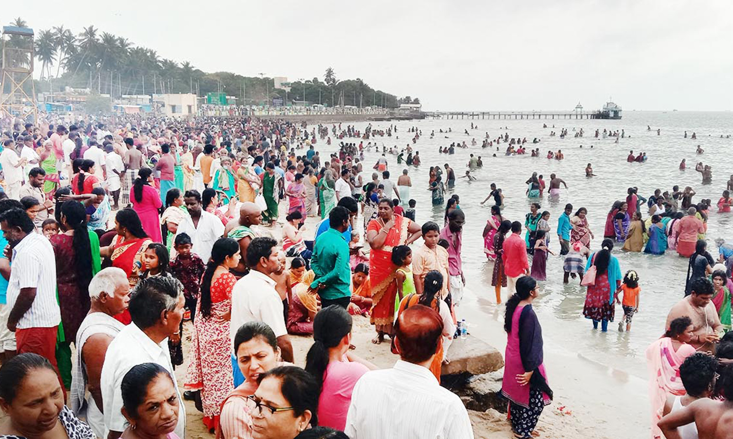 ராமேஸ்வரம் கோவிலில் குவிந்த பக்தர்கள்.. கடும் போக்குவரத்து நெருக்கடி…!!!!!