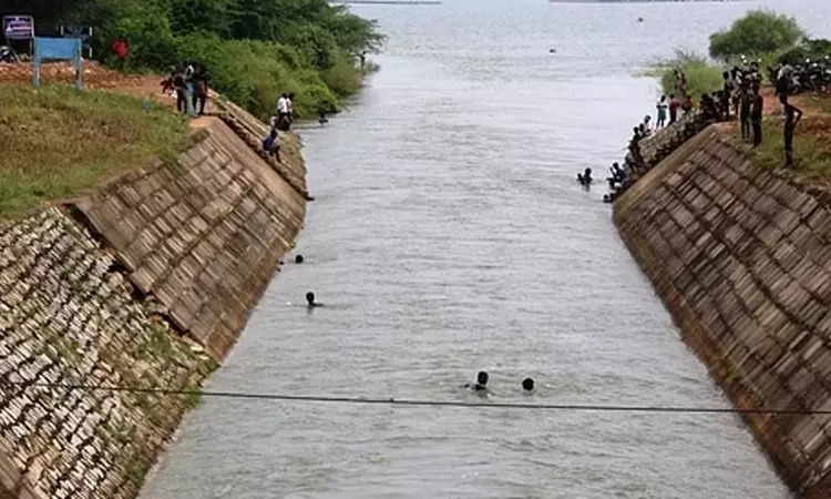 நண்பருடன் சென்ற மாணவர்…. குடும்பத்தினருக்கு காத்திருந்த அதிர்ச்சி…. தேடுதல் பணி தீவிரம்…!!