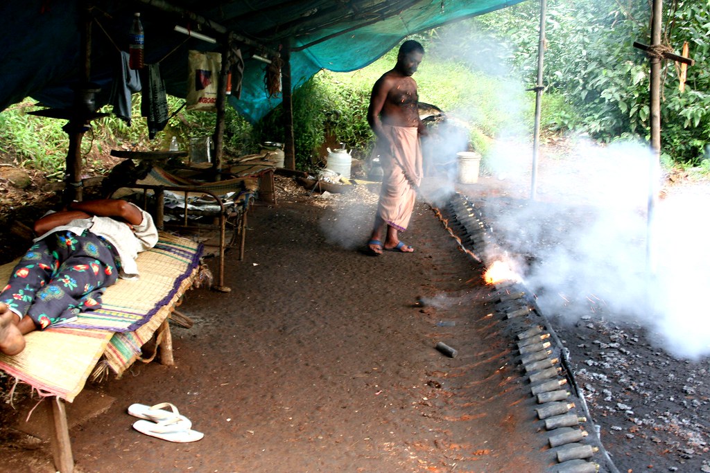 சபரிமலையில் வெடி வழிபாடு நடத்த தடை…. பக்தர்களுக்கு வெளியான முக்கிய அறிவிப்பு….!!!