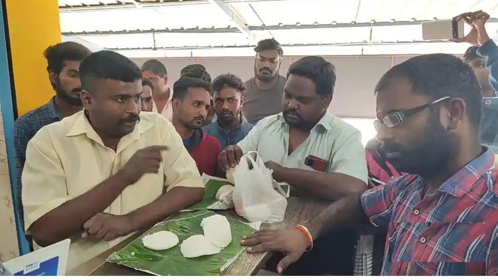 இதுக்கு பெயர் இட்லியா?…. ரப்பர் மாதிரி இருக்கு…. வாடிக்கையாளர்கள் பரபரப்பு குற்றச்சாட்டு…..!!!!