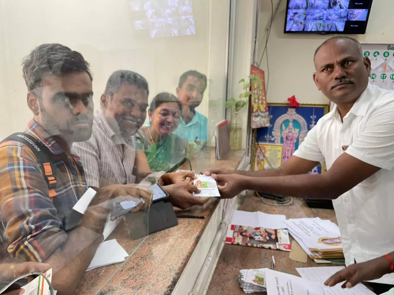 பழனி முருகன் கோவில் கும்பாபிஷேகம்… பக்தர்களுக்கு அனுமதி சீட்டு வழங்கல்..!!!