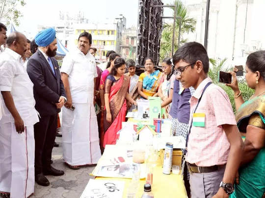 “5-ம் வகுப்பு படிக்கும் அரசு பள்ளி மாணவனின் அசத்தல் கண்டுபிடிப்பு”…. பரிசு கொடுத்து அசத்திய சென்னை மேயர் பிரியா…!!