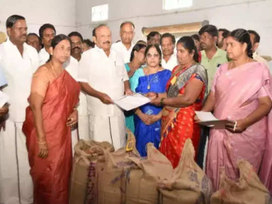 தமிழகத்தில் ரேஷன் அட்டைதாரர்களுக்கு அரிசிக்கு பதில் ராகி…. தர்மபுரியில் திட்டத்தை துவக்கி வைத்த அமைச்சர்….!!!