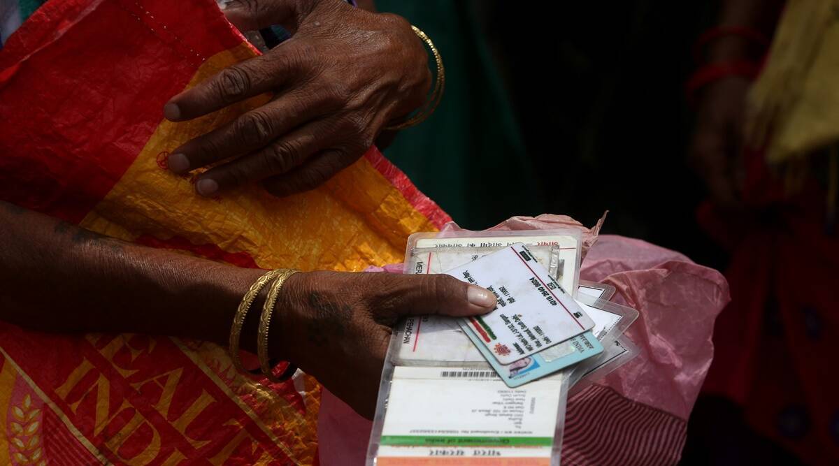 பாட்டி! ஆதார் பதிவு பண்ணீட்டியா வீட்டை சூறையாடிய தில்லாலங்கடி பெண்..!!!