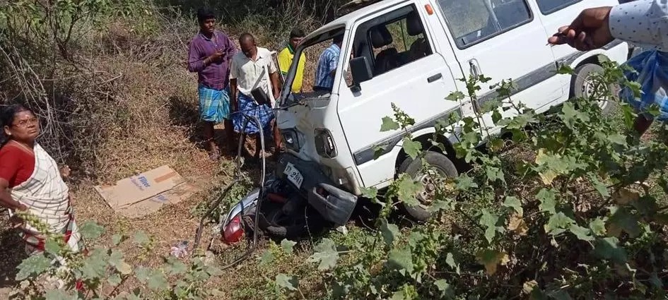 மினி வேன்-மோட்டார் சைக்கிள் மோதல்…. குழந்தைகள் உள்பட 6 பேர் படுகாயம்…. கோர விபத்து…!!