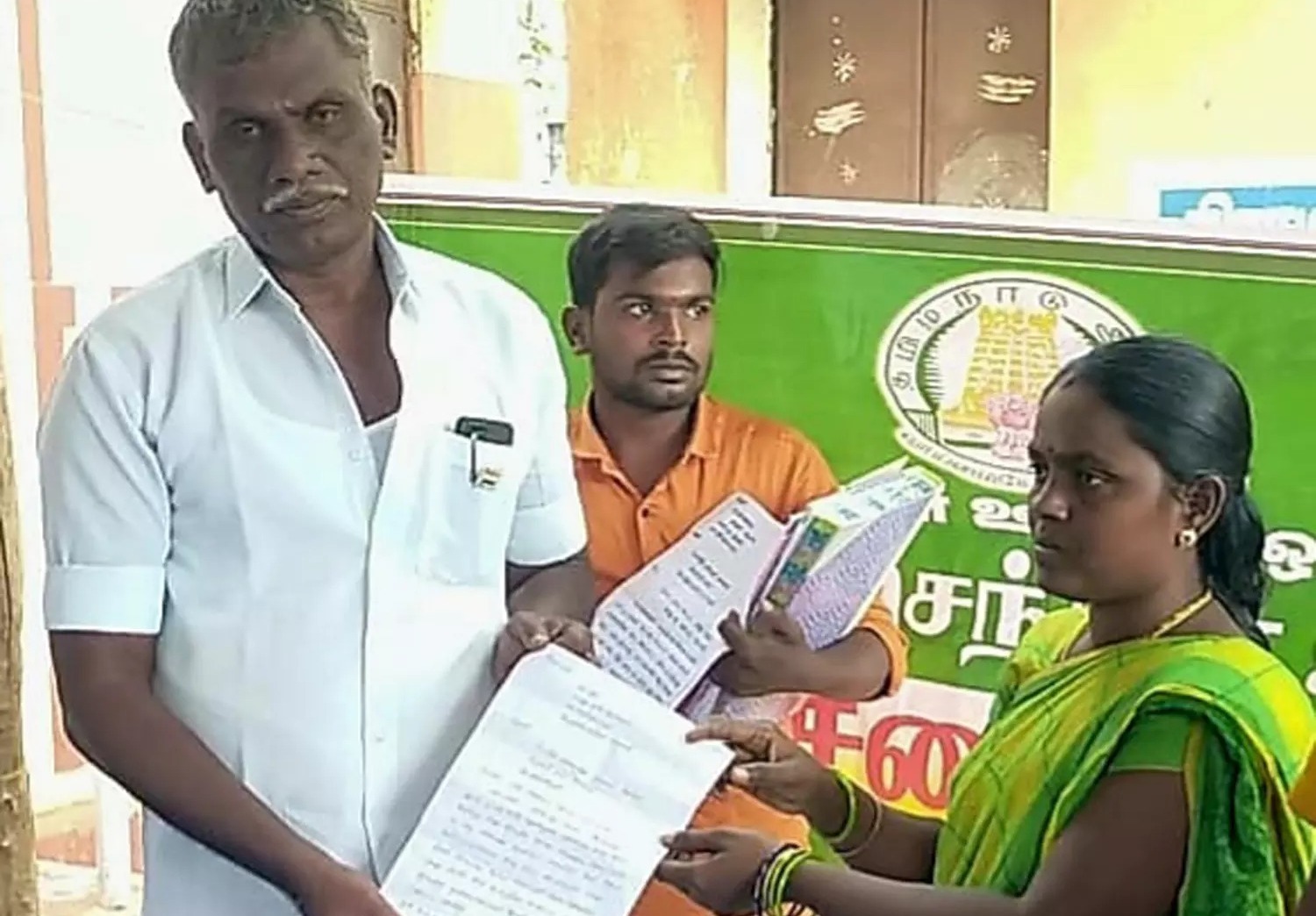 “கிராம சபையில் ராஜினாமா கடிதம் தந்த வார்டு உறுப்பினர்”… மேலதிருச்செந்தூரில் பரபரப்பு..!!!