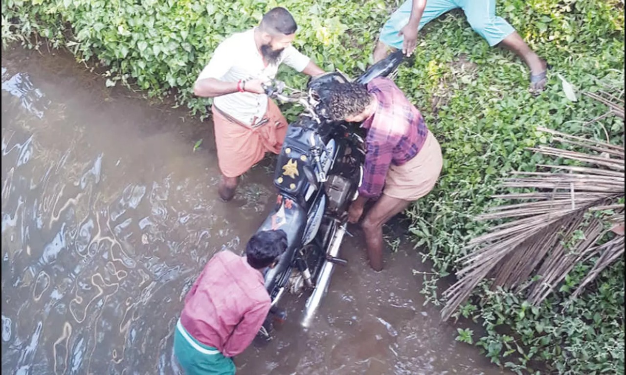 பெட்ரோல் இல்லாத வண்டி எதுக்கு…? மோட்டார் சைக்கிளை கால்வாயில் வீசி…. பதற்றத்தை ஏற்படுத்திய வாலிபர்…!!