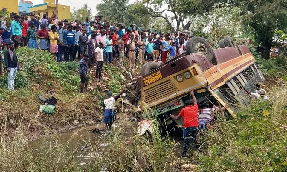 தலைகுப்புற கவிழ்ந்த பேருந்து…. 80-க்கும் மேற்பட்டோர் காயம்…. பரபரப்பு சம்பவம்…!!