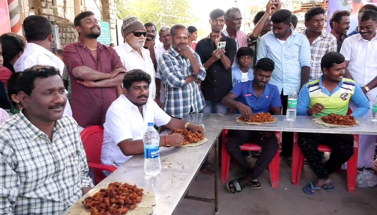 “சாப்பாட்டு ராமன் போட்டி”…. ஏராளமான வாலிபர்கள் பங்கேற்பு…. காணும் பொங்கல் ஸ்பெஷல்…!!