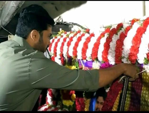 ரசிகர் திடீர் மரணம்…. நடிகர் கார்த்தி நேரில் சென்று அஞ்சலி…. வெளியான  புகைப்படம்….!!!! – Seithi Solai