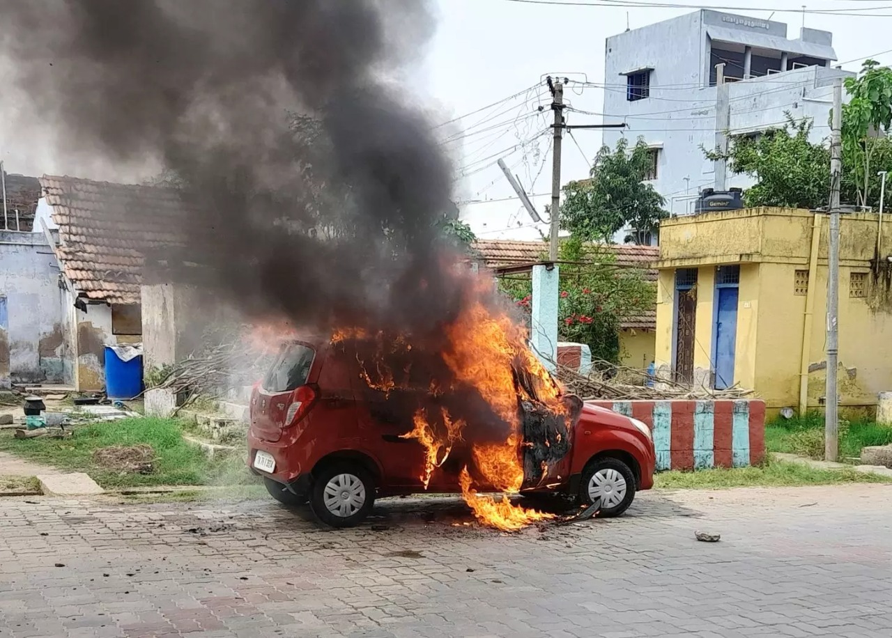 தீப்பிடித்து எரிந்த கார்…. துரிதமாக செயல்பட்ட பொதுமக்கள்…. விசாரணையில் தெரிந்த உண்மை…!!