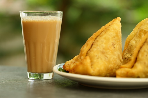1 டீ… 2 சமோசா 490 ரூபாயா.? ஸ்டார் ஹோட்டலில் இல்லை.. நெட்டிசன்களை அதிர வைத்த பில்..!!