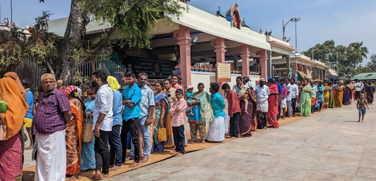 முருகன் கோவிலுக்கு படையெடுத்த பக்தர்கள்…. 2 மணி நேரம் காத்திருந்து சாமி தரிசனம்…!!