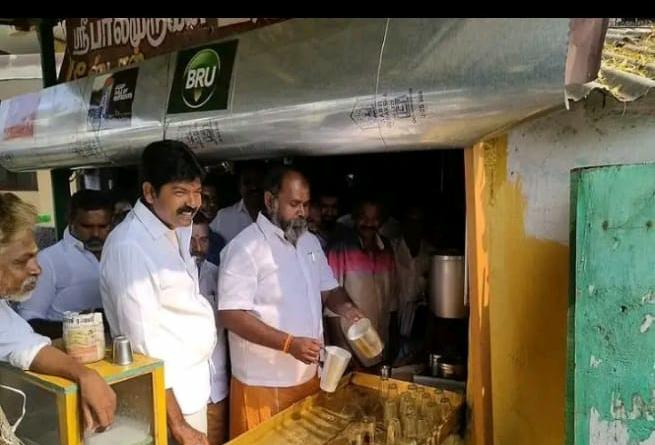 போட்டிக்கு தயாரா?…. டீ ஆத்தி வாக்கு சேகரித்த முன்னாள் அமைச்சர்…. சூடுபிடிக்கும் ஈரோடு இடைத்தேர்தல்…..!!!!!