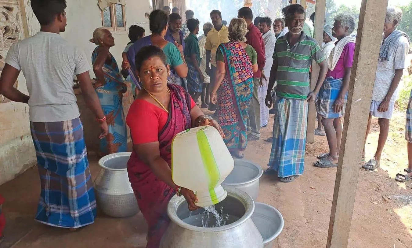 டாஸ்மாக் கடை முன்பு….. விவசாயி குடும்பத்தோடு சமையல் செய்து போராட்டம்…. போலீஸ் பேச்சுவார்த்தை….!!!!