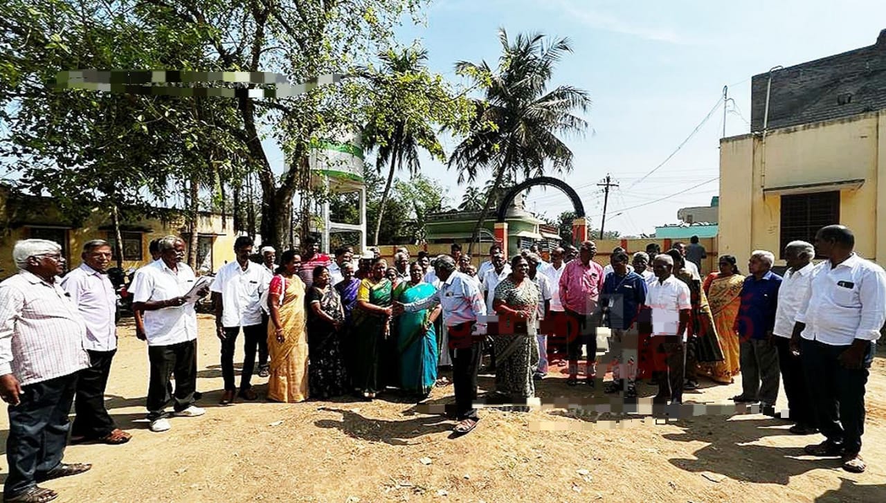 முன்னாள் ஆசிரியர்கள்-மாணவர்கள் சந்திப்பு நிகழ்ச்சி…. மலரும் நினைவுகள்… நெகிழ்ச்சி சம்பவம்…!!!