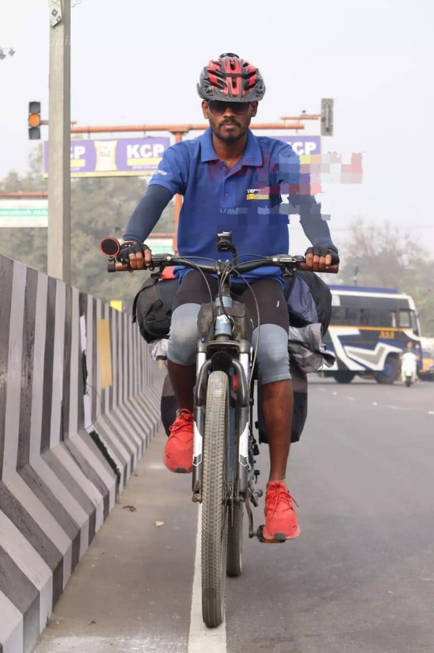 சைக்கிள் மூலம் கின்னஸ் சாதனை படைக்கும் இளைஞர்….   ‘யூத் ஐகான்’ என்ற விருது…. பாராட்டிய மாநில அரசு…!!!