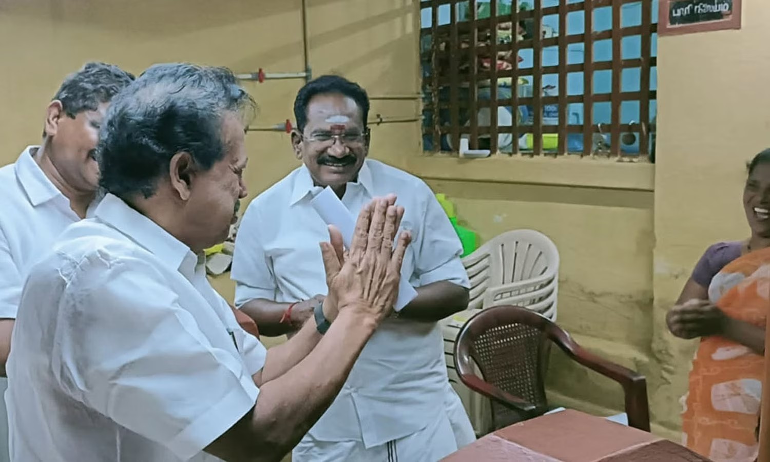 “ஒரே வீட்டில் பிரச்சாரம்”…. ஜாலியாக பேசி வாக்கு சேகரித்த அமைச்சர் பொன்முடி, செல்லூர் ராஜு…. ஈரோடு கிழக்கில் கலகல…!!!