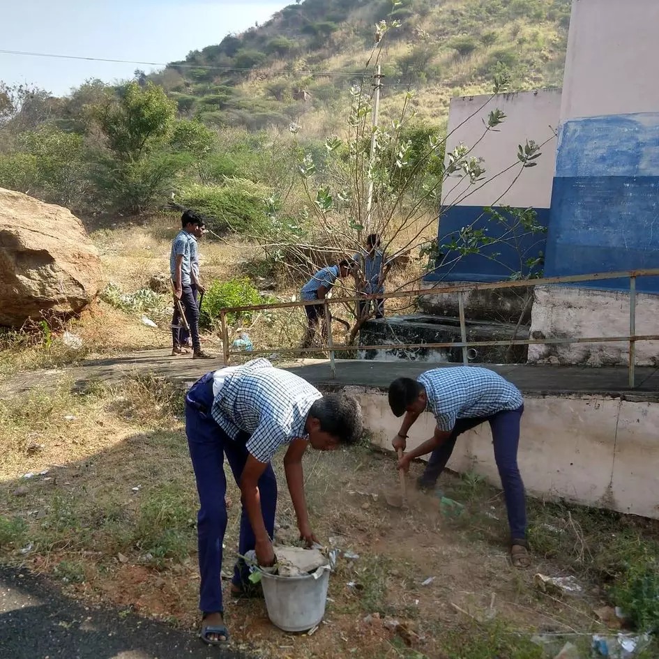 அரசு பள்ளி சார்பில் நாட்டு நலப்பணி திட்ட முகாம்….   ஆர்வமுடன் ஈடுபட்ட மாணவர்கள்….!!!