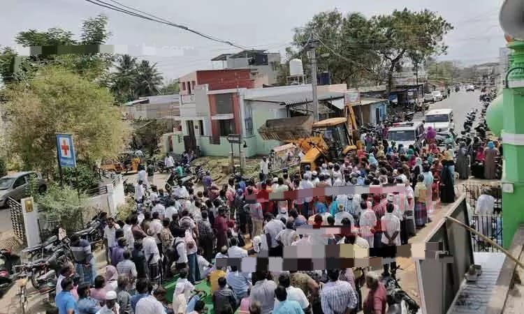 ‘அவர் மீது நடவடிக்கை எடுங்க ‘…. 150-க்கும் மேற்பட்டோர் போராட்டம்….  போலீஸ் பேச்சுவார்த்தை….!!