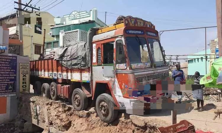 ஓடை பாலத்தில் சிக்கிய லாரி…. போக்குவரத்து பாதிப்பு…. மக்களின் சூப்பர் ஐடியா…!!